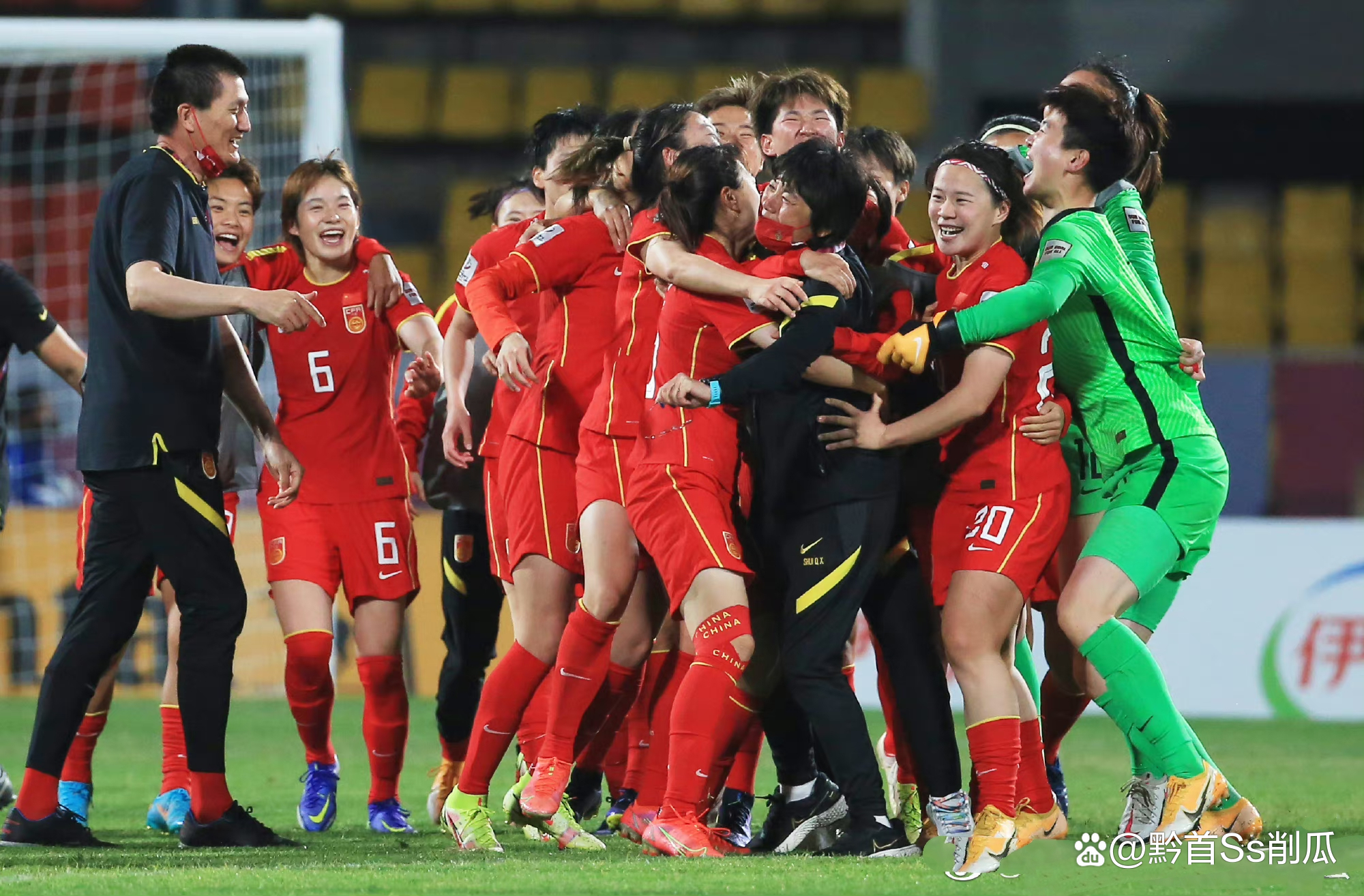关于竞赛策略：女足比赛现场战术分析专家呈现即时解说的信息